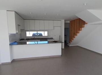 Casa · 161m² · 4 Ambientes · 2 Cocheras · Solares de Manantiales - 3 Dor - Fondo Norte - Frente a La Plaza