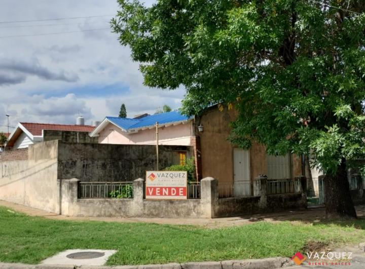 Lote con Casa a Reciclar