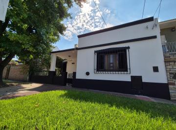Casa de 7 ambientes, Almirante Brown · Casa Desarrollada Sobre Lote de 10x43, con Amplio Quincho