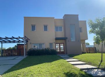 Casa · 163m² · 4 Ambientes · 2 Cocheras · Casa en Venta en Haras Santa María