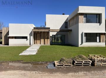 Casa · 254m² · 5 Ambientes · 2 Cocheras · Casa en Tessalia Tierra de Centauros
