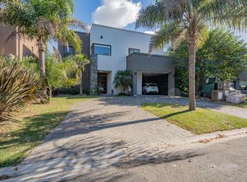 Casa · 270m² · 4 Ambientes · 3 Cocheras · Casa Venta de 4 Amb. C/pileta Haras Maria Victoria