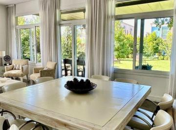 Casa · 220m² · 4 Ambientes · 2 Cocheras · Alquiler con Muebles en Barrio Los Alisos