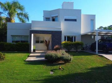 Casa · 298m² · 4 Ambientes · Casa 3 Dorm Barrio El Balcon Valle Escondido