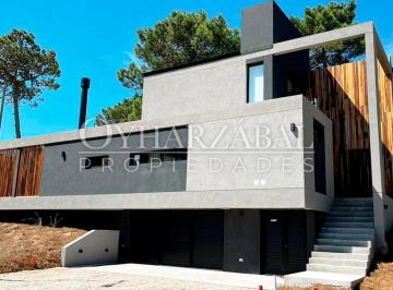Casa · 250m² · 4 Ambientes · 2 Cocheras · Casa en Pioneros