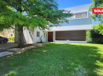 Casa · 180m² · 4 Ambientes · 1 Cochera · Villa Olivos - Casa en Venta y Alquiler - 3 Dorm. en Suite
