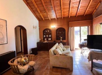 Casa · 237m² · 4 Ambientes · 2 Cocheras · Casa en Venta - 3 Dorm. 3 Baños - Cocheras - 486 m² - Villa Adelina