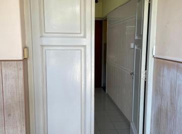 Casa de 3 ambientes, Tres de Febrero · Casa Grande con Fondo Libre Proximo Estacion.