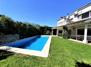 Casa · 227m² · 7 Ambientes · 3 Cocheras · Casa en Lote Central, Retasada