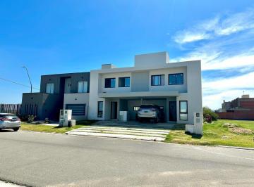Casa · 128m² · 7 Ambientes · 1 Cochera · Solares de Manantiales - 3 Dorm - Escritorio - Calef. Central