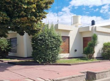 Casa de 6 ambientes, San Martín · Se Vende Casa en El Centro del Departamento de San Martin, Sobre Calle Pasteur.