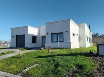 Casa · 200m² · 4 Ambientes · 1 Cochera · Casa en Venta - 3 Dorm. 5 Baños - 690 m² - Mar del Plata
