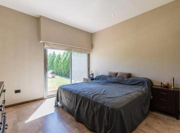 Casa · 216m² · 5 Ambientes · 2 Cocheras · Venta - Casa de Tres Dorm. con Pileta - Puerto Roldan