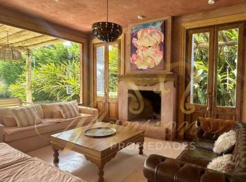 Casa · 280m² · 2 Cocheras · Venta Casa de Diseño a La Laguna en San Benito Villanueva Tigre