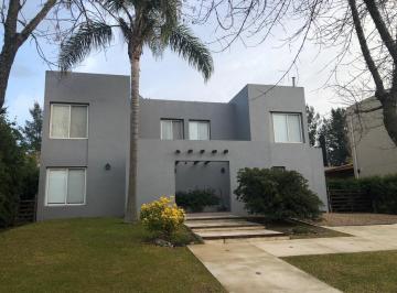 Casa · 205m² · 4 Ambientes · Casa en Barrio Santa Catalina