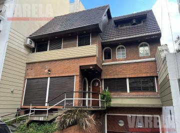 Casa · 245m² · 6 Ambientes · 2 Cocheras · Casa en Venta en Caballito - 3 Plantas - 6 Amb. Patio y Pileta Climatizada U$s 580.000