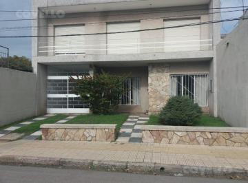 Casa · 197m² · 7 Ambientes · 1 Cochera · Venta Casa, Cuatro Dorm., Sobre Paseo San Martín Frente a Arroyo de Las Vacas.