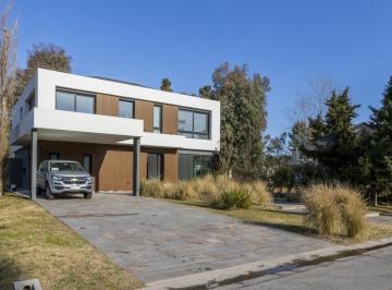 Casa · 315m² · 5 Ambientes · 2 Cocheras · Venta de Casa en Saint Thomas Este - Oeste