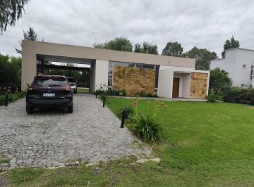 Casa · 132m² · 5 Ambientes · 2 Cocheras · Casa en Barrio La Candida