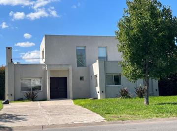 Casa · 220m² · 5 Ambientes · 2 Cocheras · Alquiler Casa 5 Ambientes Ayres Plaza Pilar