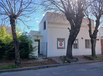 Casa · 150m² · 4 Ambientes · 1 Cochera · Casa en Venta o Alquiler en Adrogué