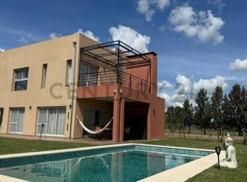 Casa · 200m² · 4 Ambientes · 2 Cocheras · Alquiler Temporario de Casa 4 Ambientes en Barrio Cerrado El Principado