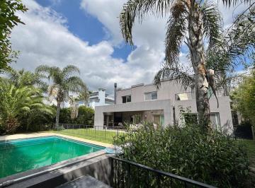 Casa · 255m² · 6 Ambientes · 6 Cocheras · Luminosa Casa en Nordelta - Los Sauces, con Gran Jardin y Piscina.