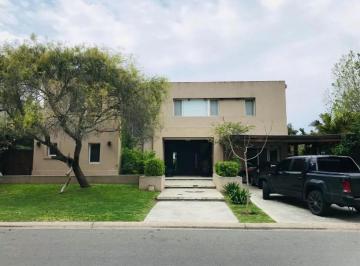 Casa · 410m² · 6 Ambientes · 5 Cocheras · Casa en Alquiler en Santa Barbara