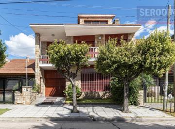 Casa · 317m² · 5 Ambientes · 2 Cocheras · Casa en Bernal
