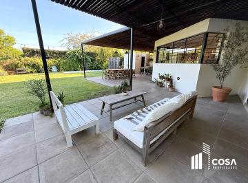Casa · 166m² · 5 Ambientes · 1 Cochera · En Venta Casa 3 Dorm. con Jardín y Piscina Portal de Aldea Fisherton Rosario