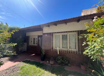 Casa · 90m² · 4 Ambientes · 1 Cochera · Casa en Ayacucho 1900