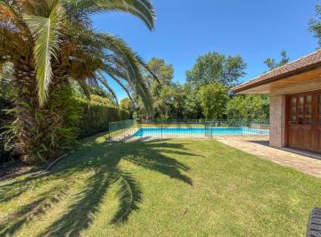 Casa · 217m² · 3 Dormitorios · 2 Cocheras · Casa en Venta de 3 Dorm. en Gonnet