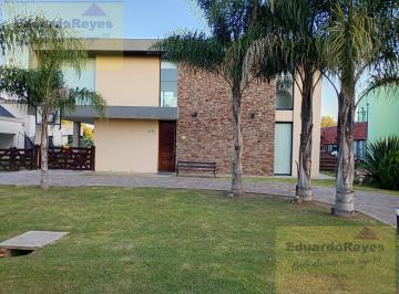 Casa · 300m² · 5 Ambientes · 1 Cochera · Casa en Venta en Parque Las Naciones