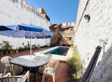Casa · 330m² · 5 Ambientes · 2 Cocheras · Casa en Flores