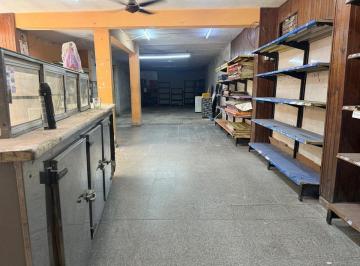Casa · 214m² · 5 Ambientes · 1 Cochera · Casa Amplia con Local Comercial, Dpto Interno 2 D