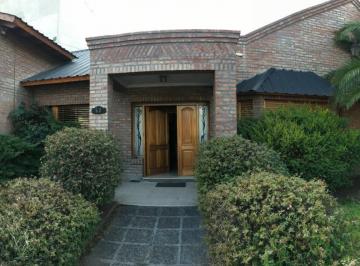 Casa · 255m² · 2 Cocheras · Casa en Cipolletti