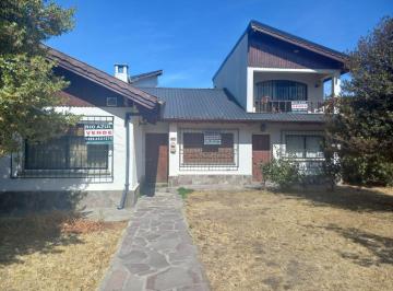 Casa · 340m² · 6 Dormitorios · 2 Cocheras · Gran Oportunidad, Casa con 3 Deptos y Oficinas en Pleno Centro de El Bolsón, Usd 425.000