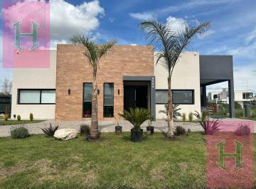 Casa · 213m² · 4 Ambientes · 1 Cochera · Venta - Casa en Club de Campo Santa Rita | Exclusividad y Confort