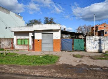 Casa · 110m² · 3 Ambientes · 1 Cochera · Venta Casa 3 Ambientes con Local Merlo Permuta