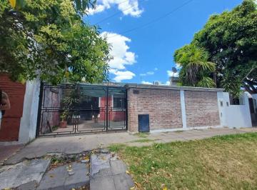 Casa · 65m² · 4 Ambientes · 1 Cochera · Venta Casa con Potencial a Refacc en Hurlingham