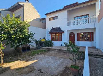 Casa · 320m² · 6 Ambientes · 2 Cocheras · Venta Casa 6 Ambientes C/cochera/patio - V Madero