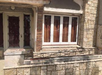 Casa · 96m² · 4 Ambientes · Venta/ Casa con Servicios/ a Reciclar / Inversión