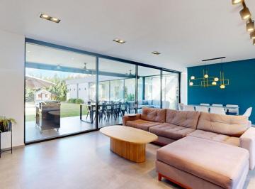Casa · 202m² · 5 Ambientes · 2 Cocheras · Casa en Venta - 3 Dorm. La Candida