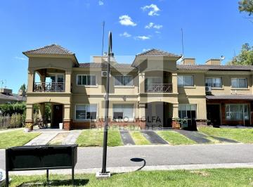 Casa · 137m² · 4 Ambientes · 2 Cocheras · Amplio Duplex en Abarrio Altos del Sol