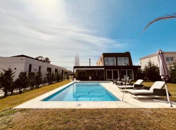 Casa · 200m² · 4 Ambientes · 4 Cocheras · Venta o Permuta – Casa de Categoría en El Rebenque, Canning