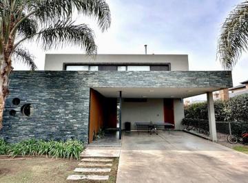 Casa · 245m² · 8 Ambientes · 2 Cocheras · Casa Moderna 4 Dorm. - San Marino Funes Hills
