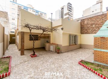 Casa · 117m² · 4 Ambientes · 1 Cochera · Venta Casa Centro con Patio