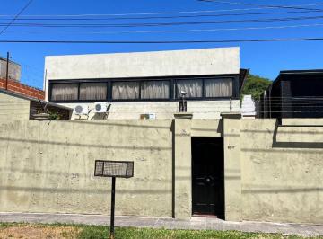 Casa · 240m² · 7 Ambientes · 6 Cocheras · Casa de 4 Dorm. con Piscina y Cochera en Guadalupe