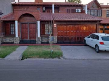 Casa · 207m² · 8 Ambientes · 2 Cocheras · Se Vende Chalet en Alto Dorrego Excelente Ubicacion
