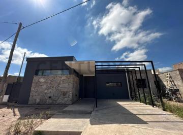 Casa · 135m² · 5 Ambientes · 2 Cocheras · Casa a Estrenar en Venta Barrio Privado Guaymallen